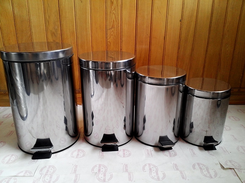 thung rac inox dap chan cho gia dinh 1